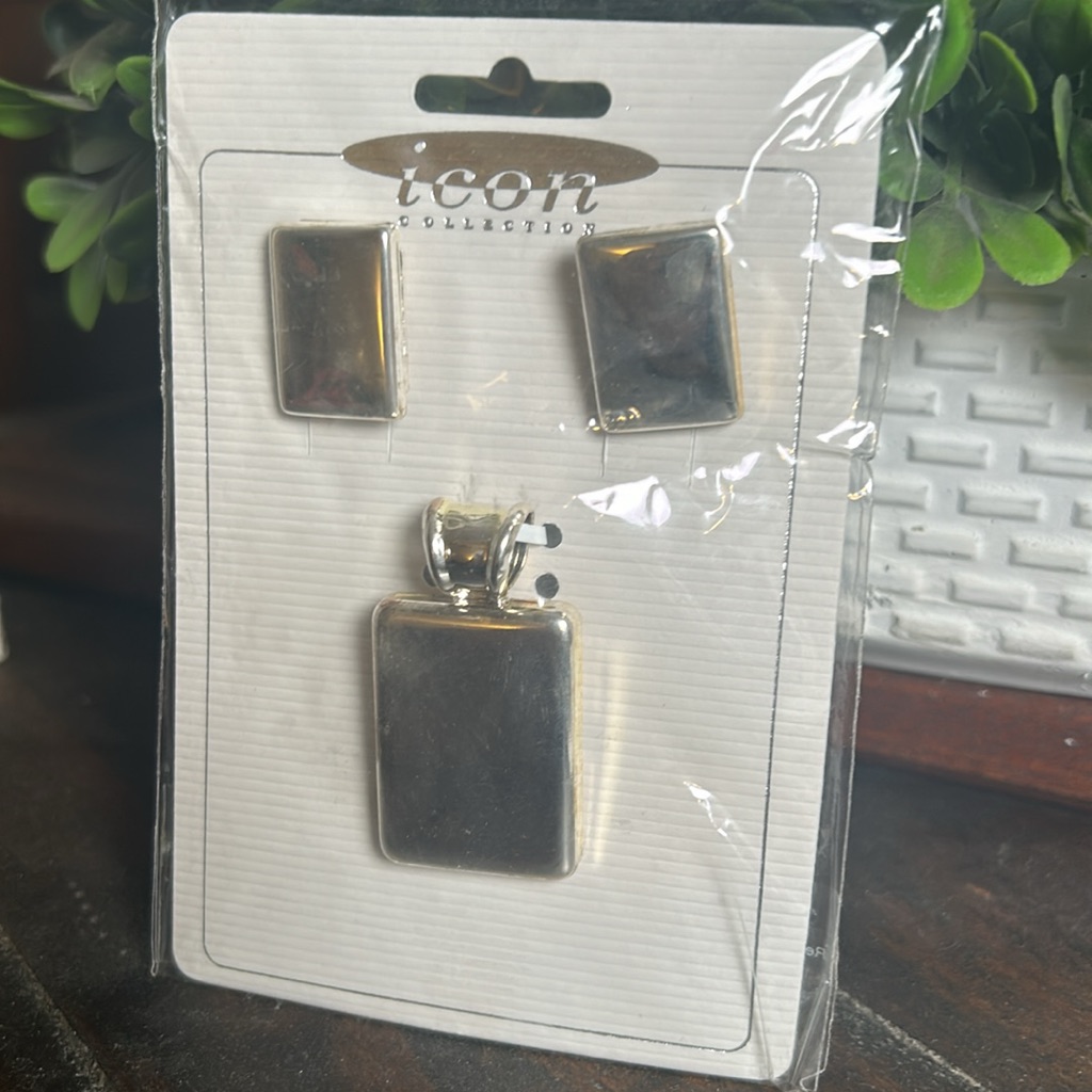 Silvertone Jewelry Set New 5$